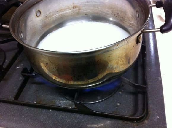 19把乳酸菌（白色液体）倒入锅里煮沸腾后把寒天放进去 搅拌均匀.jpg.jpg