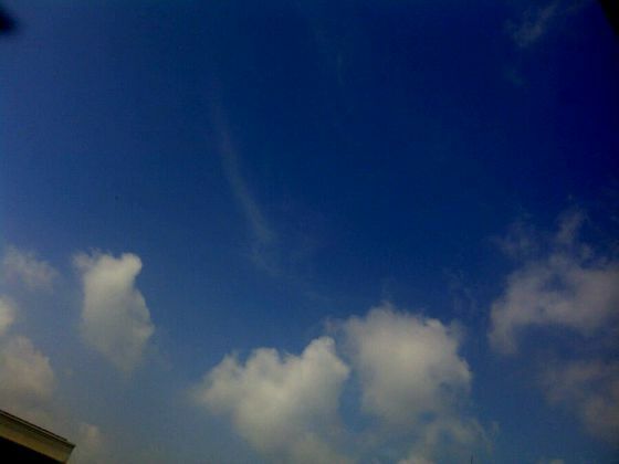 羊城的初冬，是天空最好看的时节，蓝得纯净，某日午后，宿舍阳台，窥得天空一角。 ... ...